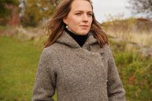 Indlæs billede til gallerivisning Uldfrakke med hætte, sort i færøsk uld fra Sirri
