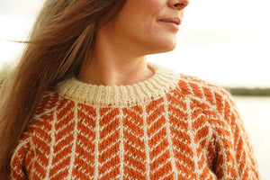 Nyhed! Uldsweater med flot mønster i naturhvid og varm orange fra Sirri