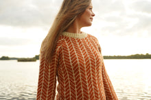 Indlæs billede til gallerivisning Nyhed! Uldsweater med flot mønster i naturhvid og varm orange fra Sirri
