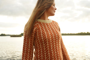 Nyhed! Uldsweater med flot mønster i naturhvid og varm orange fra Sirri