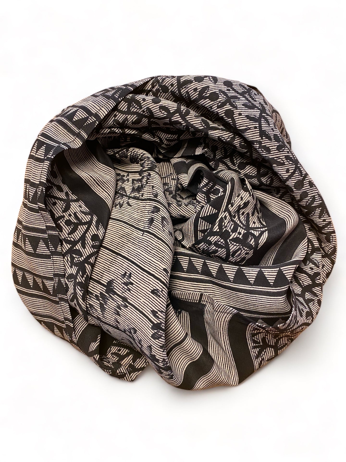 Silketørklæde, kvadratisk, med grafisk mønster fra Cofur