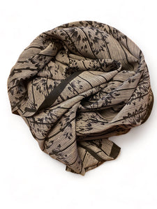 Silketørklæde, kvadratisk, med sort grafisk mønster fra Cofur
