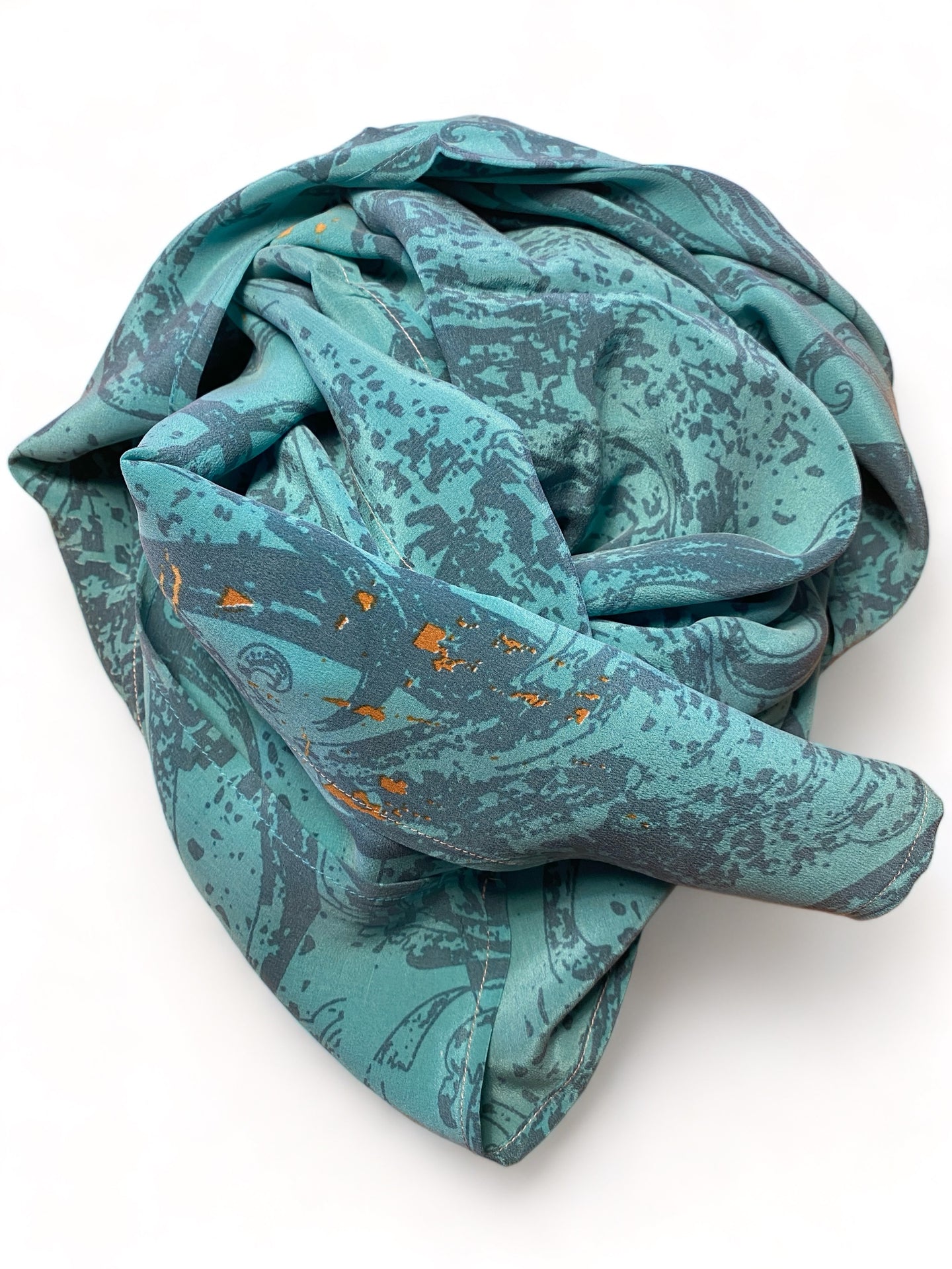 Silketørklæde, kvadratisk, med blå nuancer fra Cofur