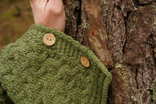 Indlæs billede til gallerivisning Kappe i græsgrøn uld med smukt mønster
