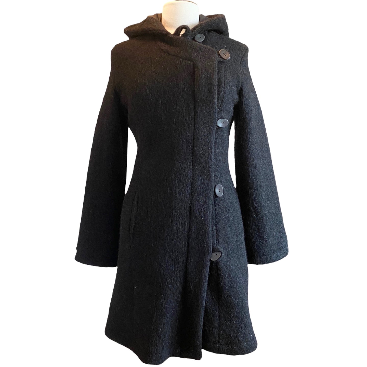 Uldfrakke med hætte, sort i færøsk uld fra Sirri