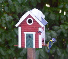 Indlæs billede til gallerivisning Fuglehus og foderbræt, rødt træhus, fra  svenske Wildlife Garden
