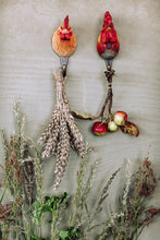 Indlæs billede til gallerivisning Krog med naturtro HANE, dekorative dyr i håndsnittet træ fra Wildlife Garden
