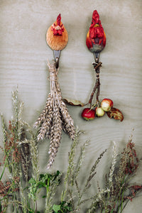 Krog med naturtro HANE, dekorative dyr i håndsnittet træ fra Wildlife Garden