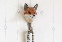 Indlæs billede til gallerivisning Krog med naturtro ræv, dekorative dyr i håndsnittet træ fra Wildlife Garden
