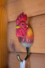 Indlæs billede til gallerivisning Krog med naturtro HANE, dekorative dyr i håndsnittet træ fra Wildlife Garden
