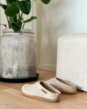 Indlæs billede til gallerivisning Hjemmesko i uld med skindsål, beige
