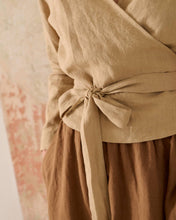 Indlæs billede til gallerivisning Hørbluse slå-om model i varm beige
