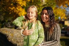 Indlæs billede til gallerivisning Uldsweater med flot mønster i naturhvid og lysegrøn fra Sirri
