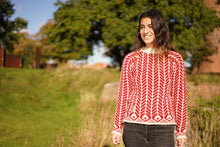 Indlæs billede til gallerivisning Uldsweater med flot mønster i naturhvid og rød fra Sirri
