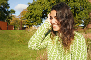 Uldsweater med flot mønster i brun og naturhvid fra Sirri