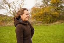 Indlæs billede til gallerivisning Uldfrakke med hætte, brun i færøsk uld fra Sirri
