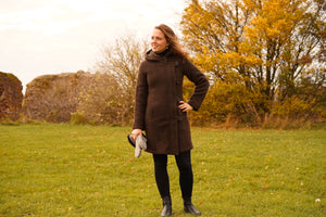 Uldfrakke med hætte, brun i færøsk uld fra Sirri