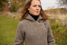 Indlæs billede til gallerivisning Uldfrakke med hætte, mørkegrå i færøsk uld fra Sirri
