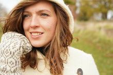 Indlæs billede til gallerivisning Uldfrakke med hætte, narturhvid i færøsk uld fra Sirri

