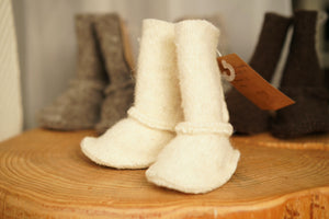 Uldstøvler i hvid til baby i færøsk uld fra Sirri
