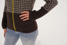 Indlæs billede til gallerivisning Uldsweater med lynlås og mønster i brun/grå fra Sirri
