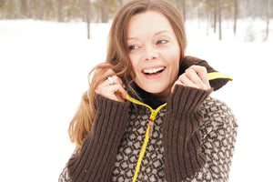 Uldsweater med lynlås og mønster i brun/grå fra Sirri