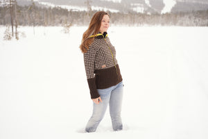 Uldsweater med lynlås og mønster i brun/grå fra Sirri