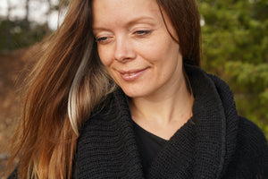 Uldsweater, slå-om model i sort færøsk uld fra Sirri