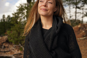 Uldsweater, slå-om model i sort færøsk uld fra Sirri