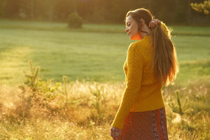 Uldsweater i varm gul, model Sweden