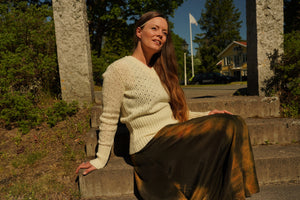 Uldsweater i naturhvid, model Sweden Summer edition