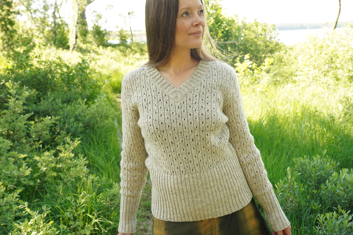 Uldsweater i lysegrå, model Sweden Summer edition