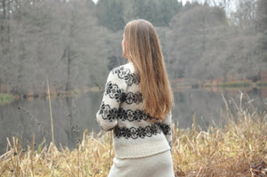 Sød uldsweater hvid med brunt snefnugmønster fra Sirri
