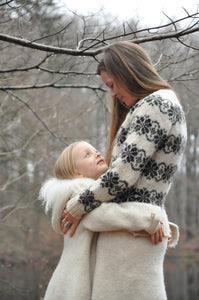 Sød uldsweater hvid med brunt snefnugmønster fra Sirri
