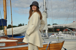 Uldfrakke, hvid model “Swinger” i færøsk uld fra Sirrip