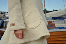 Indlæs billede til gallerivisning Uldfrakke, hvid model “Swinger” i færøsk uld fra Sirrip
