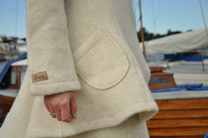 Uldfrakke, hvid model “Swinger” i færøsk uld fra Sirrip