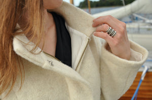 Uldfrakke, hvid model “Swinger” i færøsk uld fra Sirri