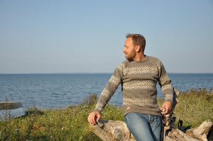 Klassisk uldsweater til herre, med mønster i grå og naturhvid fra Sirri