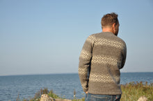 Indlæs billede til gallerivisning Klassisk uldsweater til herre, med mønster i grå og naturhvid fra Sirri
