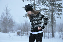 Indlæs billede til gallerivisning Uldsweater I færøsk uld med smukt mønster i sort/hvid fra Sirri
