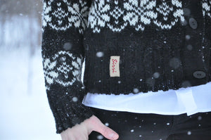 Uldsweater I færøsk uld med smukt mønster i sort/hvid fra Sirri