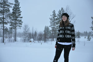 Uldsweater I færøsk uld med smukt mønster i sort/hvid fra Sirri