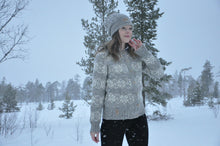 Indlæs billede til gallerivisning Uldsweater med knapper I færøsk uld med smukt mønster i lysegrå/hvid fra Sirri
