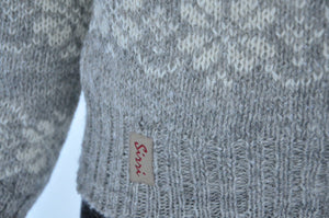 Uldsweater med knapper I færøsk uld med smukt mønster i lysegrå/hvid fra Sirri