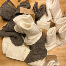 Indlæs billede til gallerivisning Uldstøvler i grå til baby i færøsk uld fra Sirri
