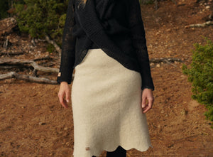 Uldnederdel i færøsk uld med bølget kant - sort