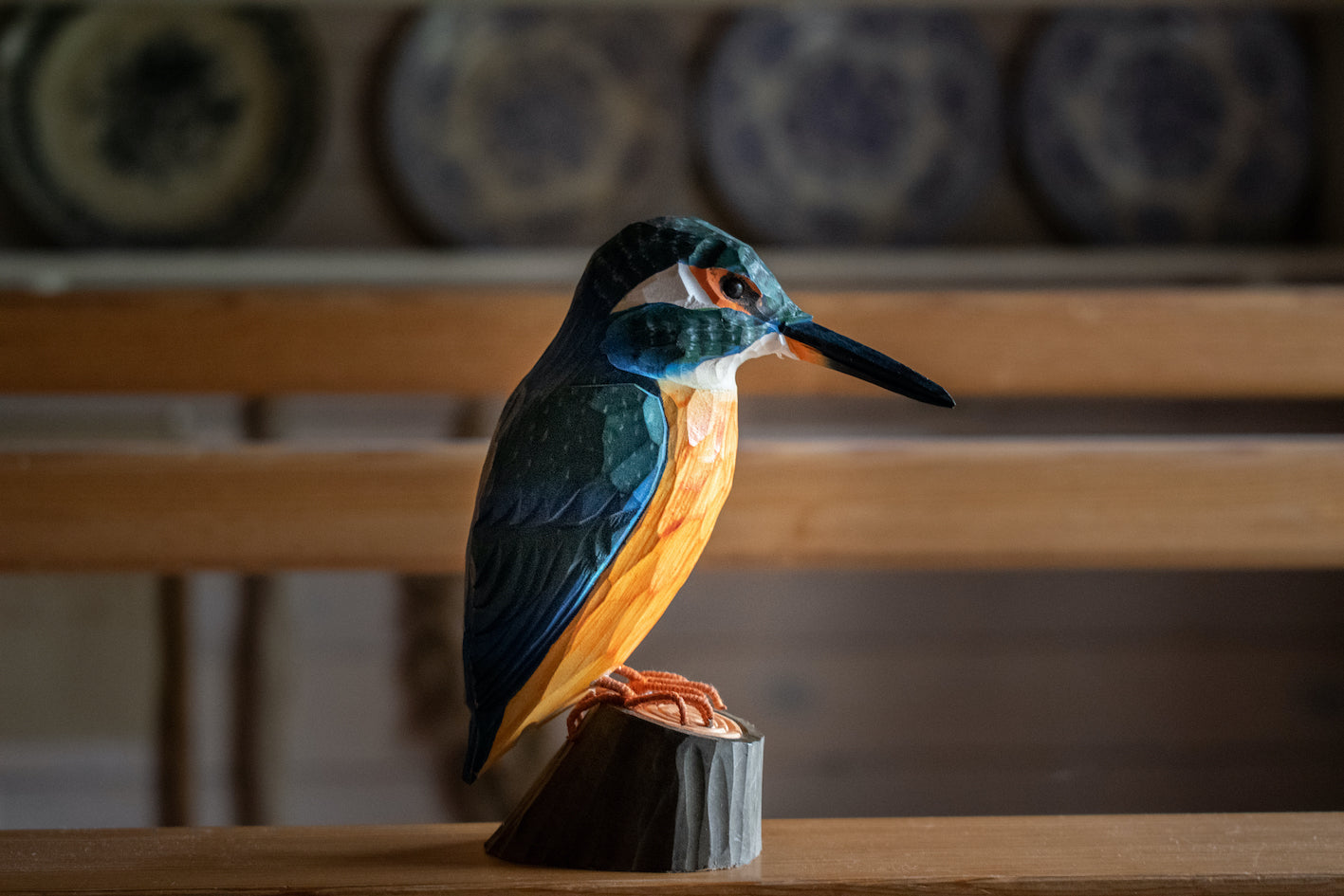Isfugl, dekorative dyr i håndsnittet træ fra Wildlife Garden