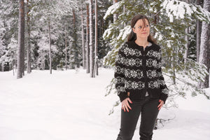 NYHED! Uldsweater med knapper I færøsk uld med smukt mønster i brun/hvid fra Sirri