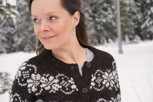 Indlæs billede til gallerivisning NYHED! Uldsweater med knapper I færøsk uld med smukt mønster i brun/hvid fra Sirri
